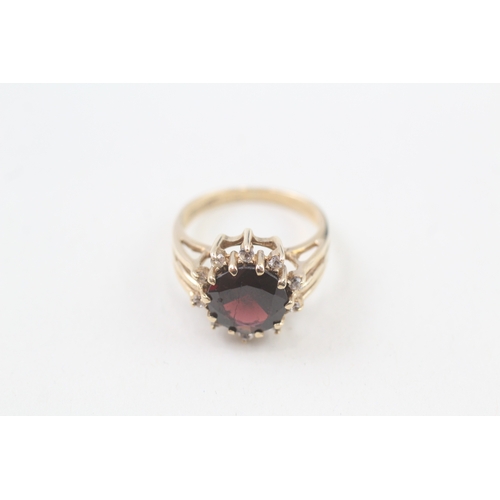 36 - 9ct gold vintage garnet & white gemstone dress ring (3.8g) Size  N