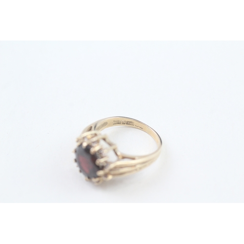 36 - 9ct gold vintage garnet & white gemstone dress ring (3.8g) Size  N