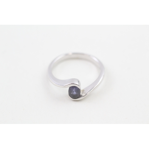 42 - 9ct white gold iolite single stone twist ring (3.1g) Size  N