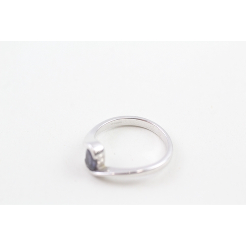 42 - 9ct white gold iolite single stone twist ring (3.1g) Size  N