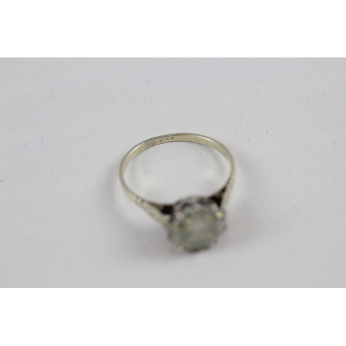 6 - 9ct gold vintage white zircon dress ring with patterned shoulders (2.4g) Size  O