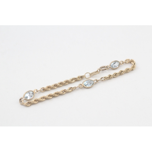 62 - 9ct gold topaz twisted link bracelet (1.8g)