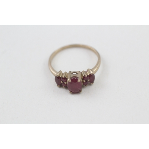 67 - 9ct gold ruby dress ring, claw set (2g) Size  O