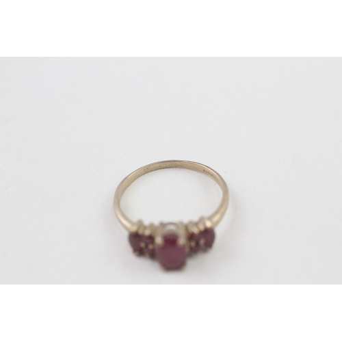 67 - 9ct gold ruby dress ring, claw set (2g) Size  O