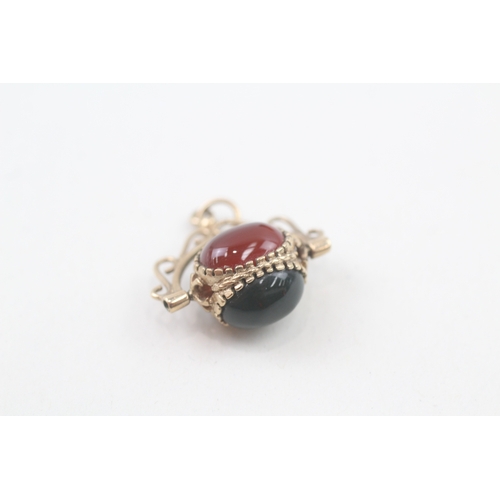 68 - 9ct gold vintage carnelian, black onyx & bloodstone spinning fob (3.4g)