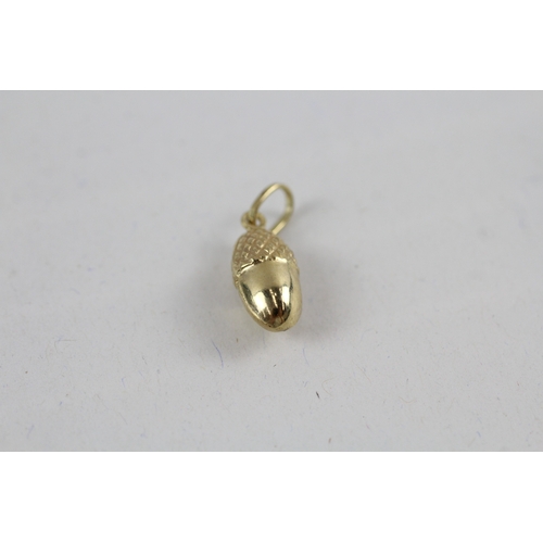 8 - 9ct gold acorn charm (0.7g)