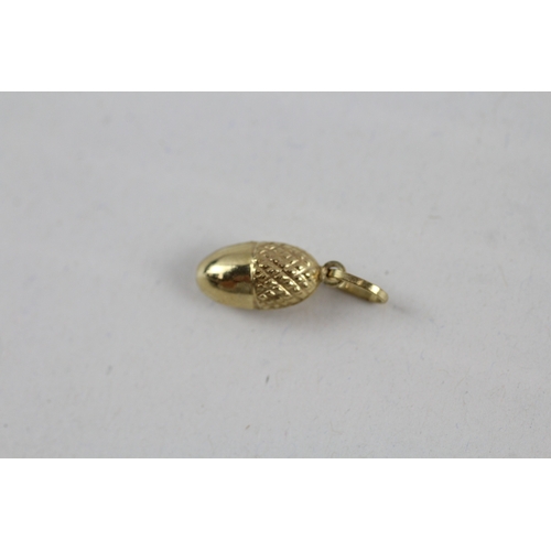 8 - 9ct gold acorn charm (0.7g)