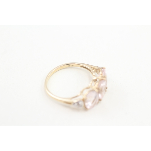 80 - 9ct gold morganite three stone ring with white gem sides (2.3g) Size  O