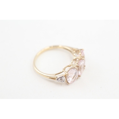 80 - 9ct gold morganite three stone ring with white gem sides (2.3g) Size  O