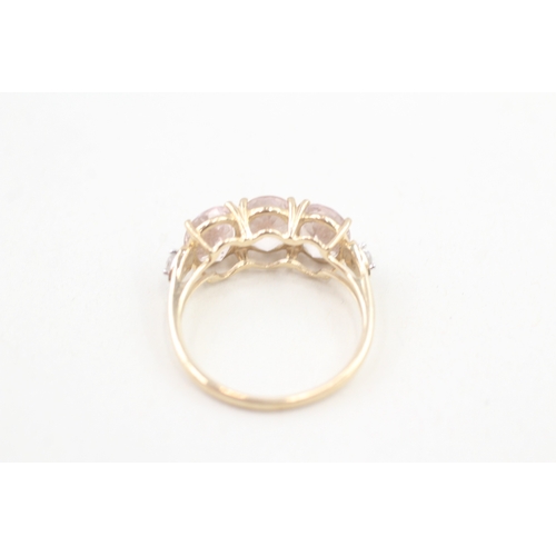 80 - 9ct gold morganite three stone ring with white gem sides (2.3g) Size  O