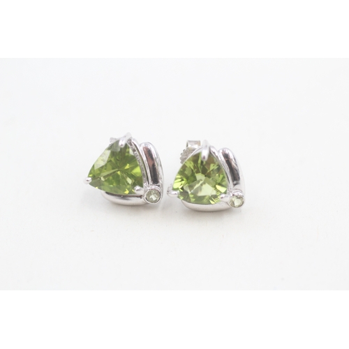 85 - 9ct gold trillion cut peridot stud earrings (3.4g)