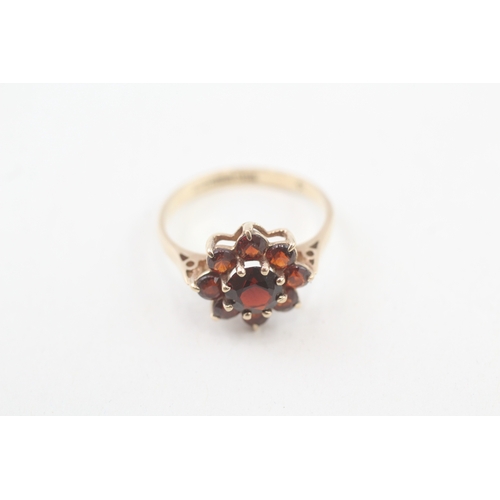 87 - 9ct gold vintage garnet cluster ring (2g) Size  L