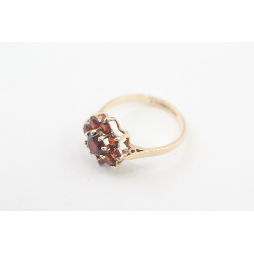 87 - 9ct gold vintage garnet cluster ring (2g) Size  L