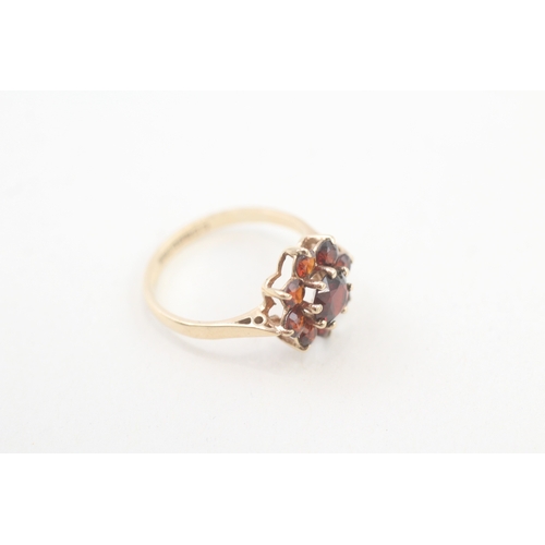 87 - 9ct gold vintage garnet cluster ring (2g) Size  L