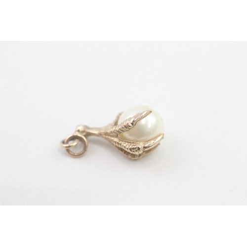 94 - 9ct gold faux pearl eagle claw pendant with a textured finish (2.1g)