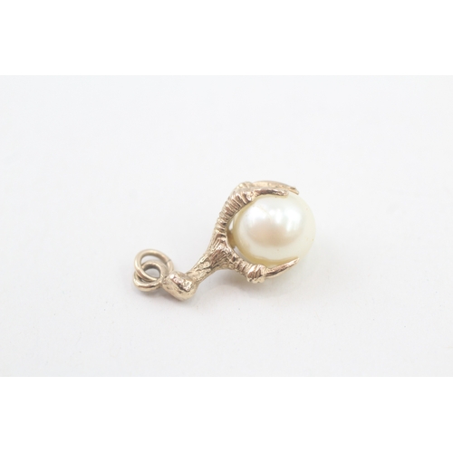 94 - 9ct gold faux pearl eagle claw pendant with a textured finish (2.1g)