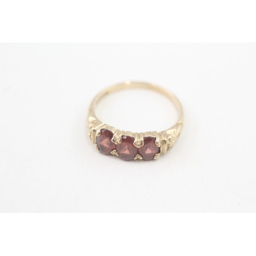 97 - 9ct gold garnet three stone ring (2.2g) Size  N