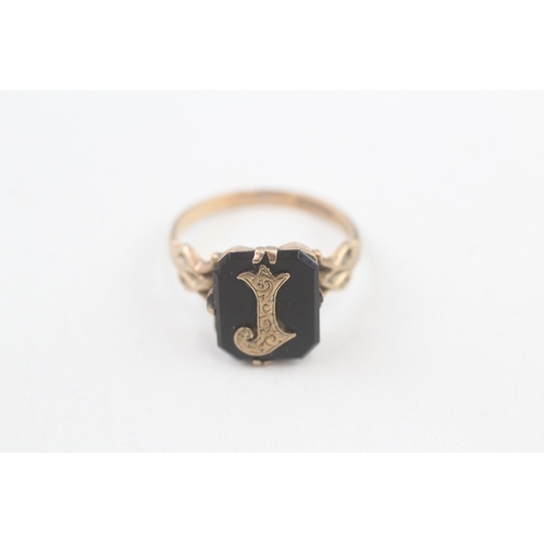 99 - 9ct gold antique onyx initial letter 'J' signet ring (2.7g) Size  P