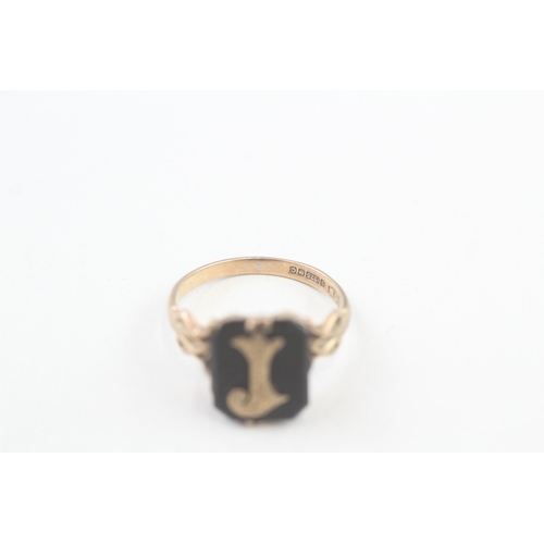 99 - 9ct gold antique onyx initial letter 'J' signet ring (2.7g) Size  P