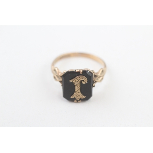 99 - 9ct gold antique onyx initial letter 'J' signet ring (2.7g) Size  P