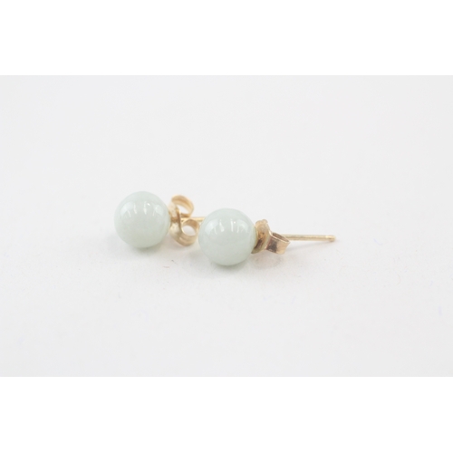 111 - 3x 14ct gold vari-hue jade stud earrings with 9ct gold scroll backs (3g)