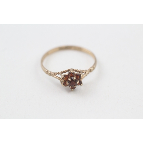 12 - 9ct gold garnet floral cluster ring (1.1g) Size  O