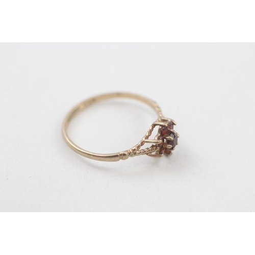 12 - 9ct gold garnet floral cluster ring (1.1g) Size  O