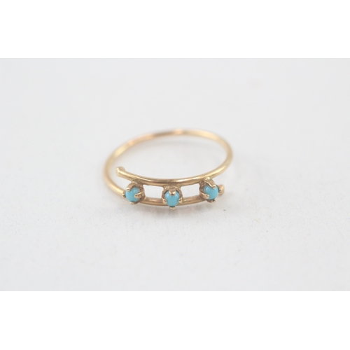 123 - 9ct gold faux turquoise three stone ring (0.9g) Size  J