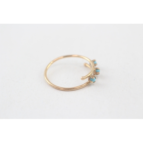 123 - 9ct gold faux turquoise three stone ring (0.9g) Size  J