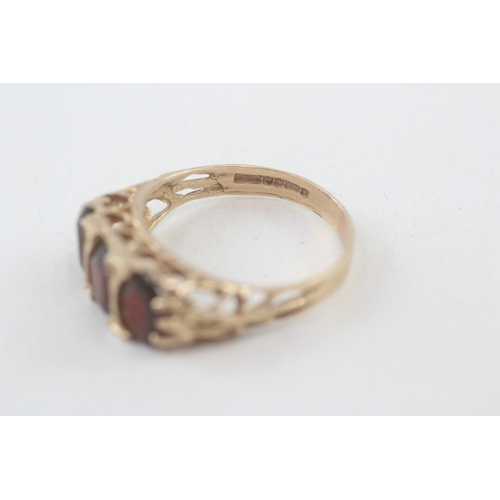 124 - 9ct gold vintage garnet three stone ring with a heart shape patterned gallery (2.9g) Size  Q