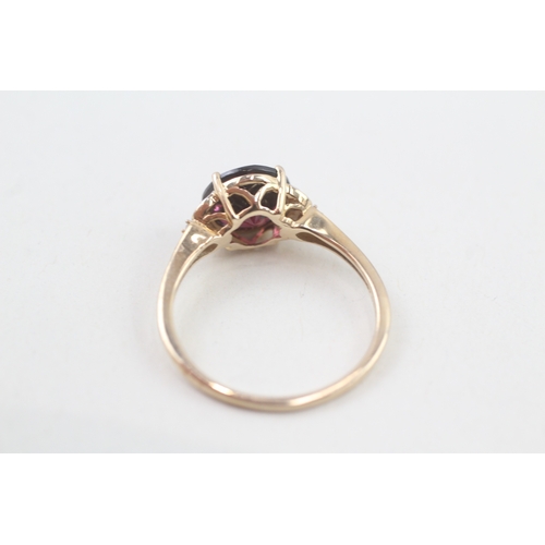 13 - 9ct gold diamond & garnet trefoil ring (2.5g) Size  S