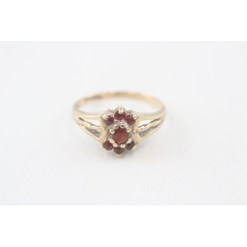 132 - 9ct gold vintage garnet cluster ring, claw set (2.2g) Size  M