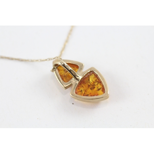 135 - 9ct gold amber pendant necklace (2.6g)