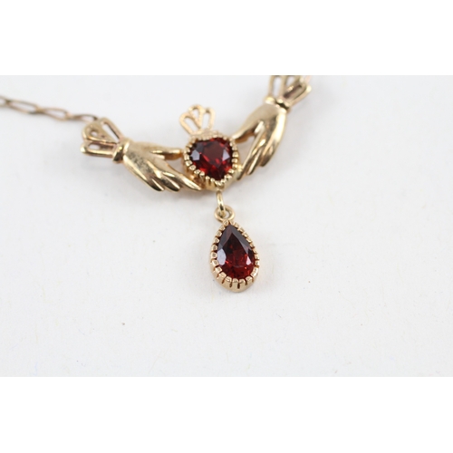 136 - 9ct gold garnet Irish claddagh necklace (2.9g)