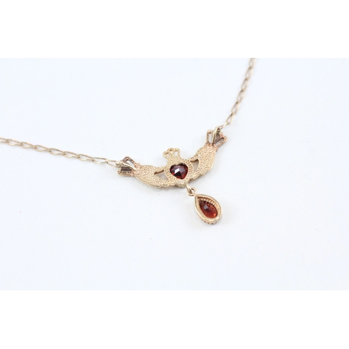 136 - 9ct gold garnet Irish claddagh necklace (2.9g)