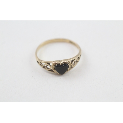 15 - 9ct gold onyx heart ring with scrolling openwork shoulders (1.1g) Size  L