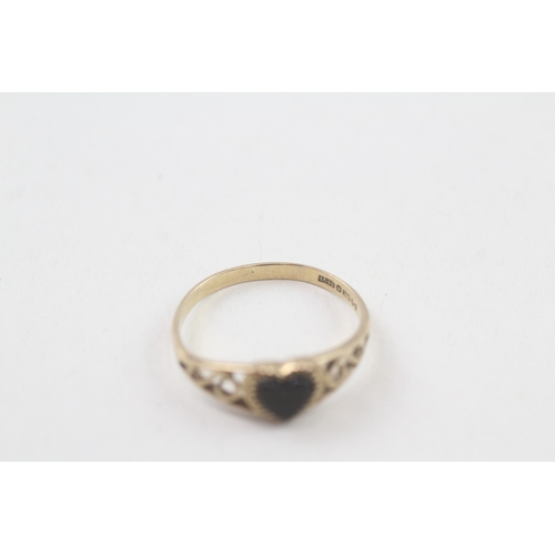 15 - 9ct gold onyx heart ring with scrolling openwork shoulders (1.1g) Size  L