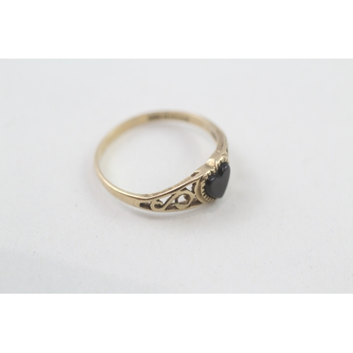 15 - 9ct gold onyx heart ring with scrolling openwork shoulders (1.1g) Size  L