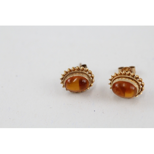 155 - 9ct gold amber stud earrings with scroll backs (1.5g)