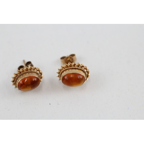 155 - 9ct gold amber stud earrings with scroll backs (1.5g)