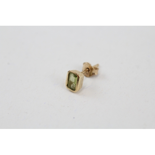 156 - 9ct gold baguette cut peridot stud earrings with scroll backs (1.1g)