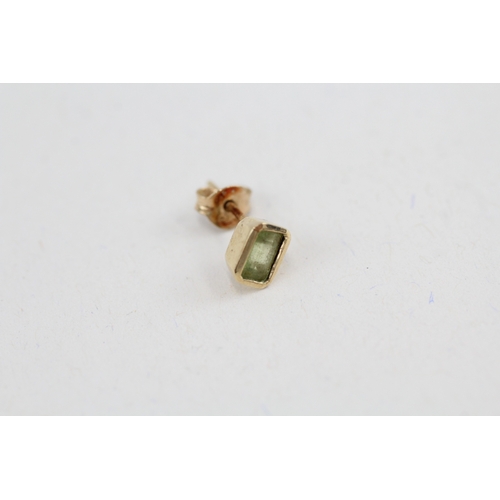 156 - 9ct gold baguette cut peridot stud earrings with scroll backs (1.1g)