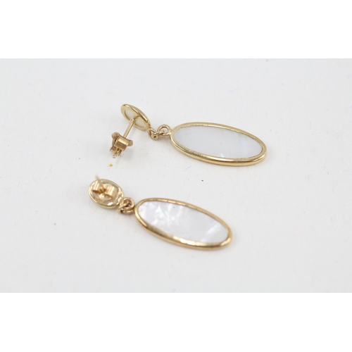 158 - 9ct gold mother of pearl drop earrings with scroll backs (2g)