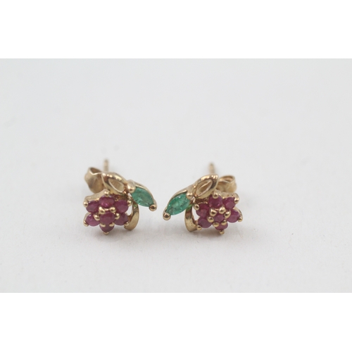 16 - 9ct gold ruby & emerald floral earrings (1.3g)