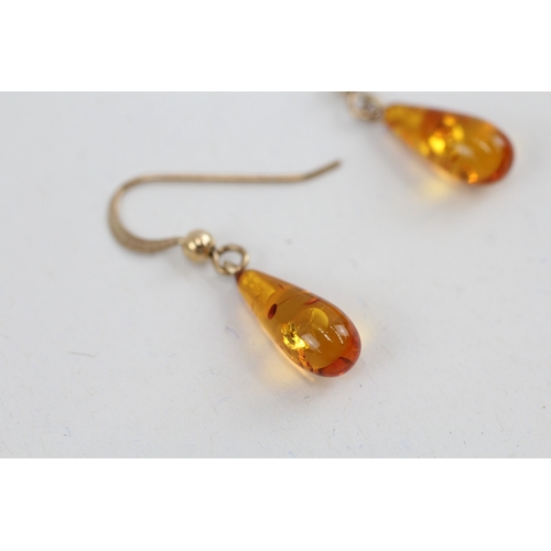 160 - 9ct gold amber drop earrings with French hooks (0.9g)