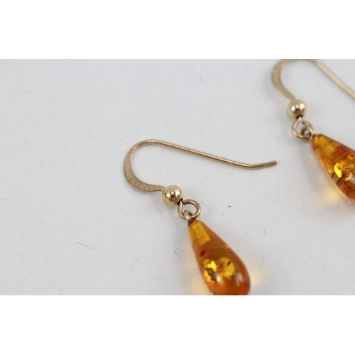 160 - 9ct gold amber drop earrings with French hooks (0.9g)