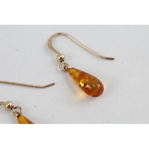 160 - 9ct gold amber drop earrings with French hooks (0.9g)