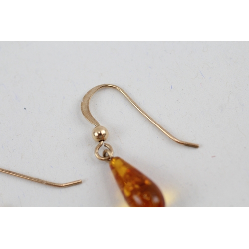 160 - 9ct gold amber drop earrings with French hooks (0.9g)