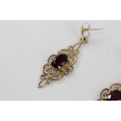 161 - 9ct gold vintage style garnet drop earrings (2.1g)