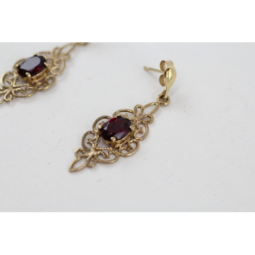 161 - 9ct gold vintage style garnet drop earrings (2.1g)